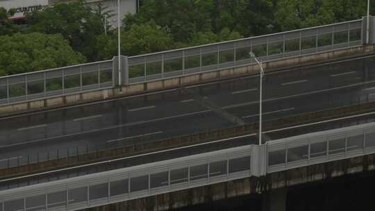 大雨中城市高架桥上飞驰的车流一组03