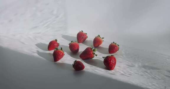 干净桌面上的水果 草莓 光影