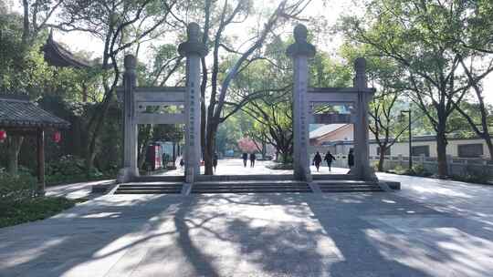 新昌大佛寺四柱三门石牌坊