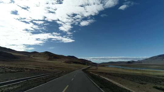 开车行走在西藏线上第一视角