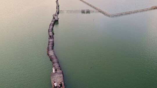 湖面上的石板长桥历史人文古迹