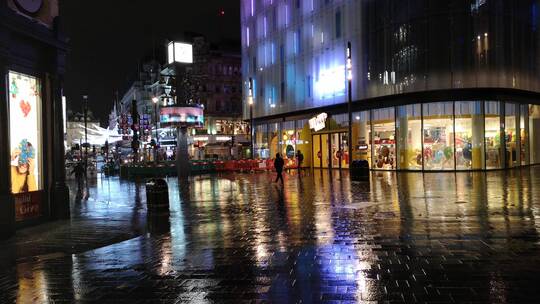 雨夜伦敦街上空荡荡的商店
