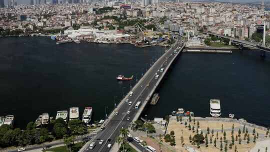 伊斯坦布尔博斯普鲁斯海峡和金角大桥鸟瞰图2视频素材模板下载