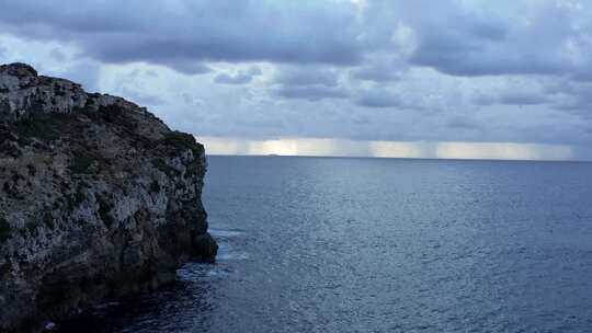 沿海山崖的无人机镜头