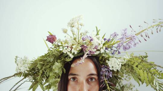 女人头上带着鲜花环