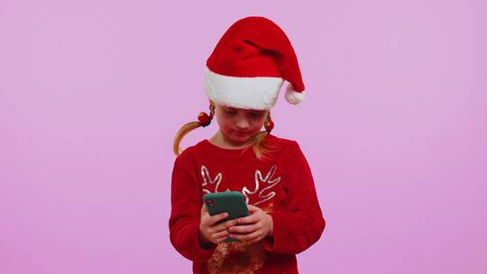 戴圣诞帽的女孩玩手机