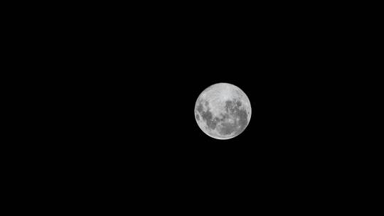 黑色背景缓慢移动中的月球