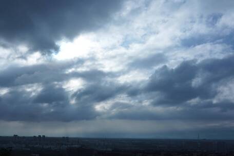 早上台风经过的城市上空