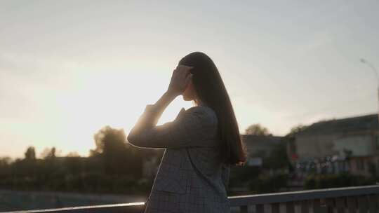 日落时黑发女人的阳光亲吻美丽特写