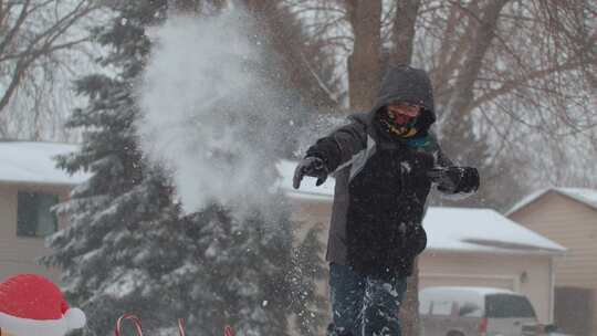 男孩在外面扔雪