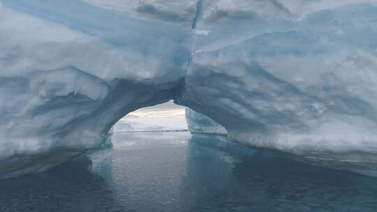 冰山之间的拱门。南极洲极地景观视频素材模板下载