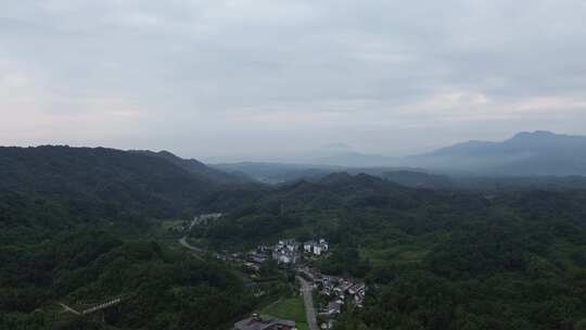 四川彭州大山下的新农村