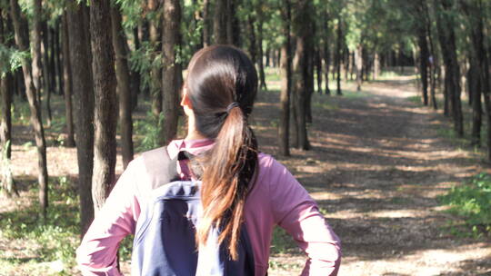 亚洲中国人女人树林旅游漫步拍照对话看风景