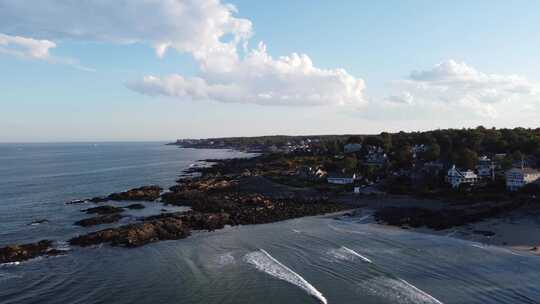 美国缅因州奥贡奎特的空中海岸线视图，海滨