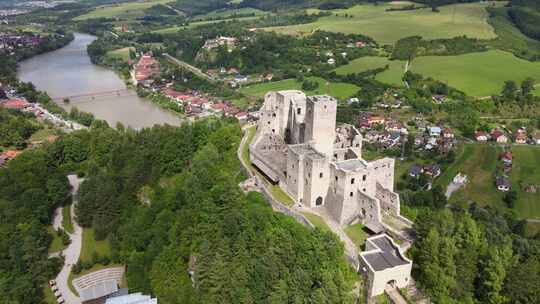 斯洛伐克斯特里克诺村城堡的鸟瞰图视频素材模板下载