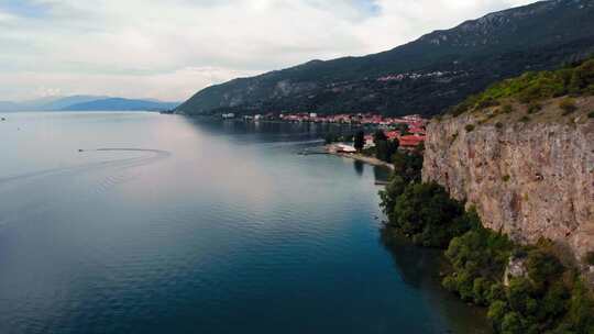 马其顿海岸的航拍。东南部奥赫里德湖佩斯塔尼周围的悬崖和美丽的水