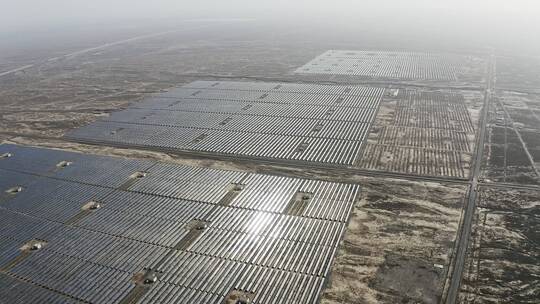 航拍大型太阳能发电站工业园区