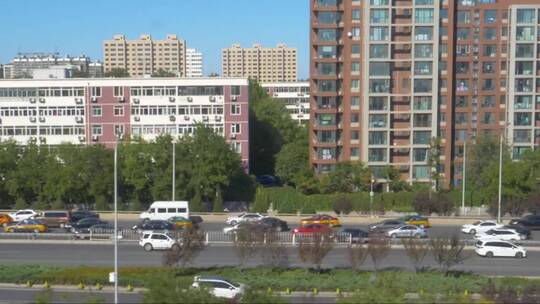 从上面看北京郊区城市交通变得拥堵。