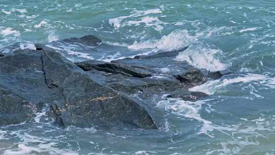 海浪海水冲刷拍打海滩礁石