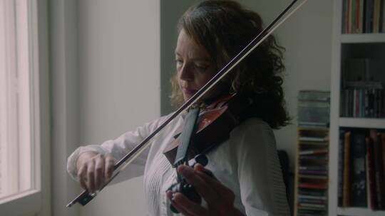 拉小提琴的女人视频素材模板下载