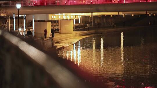 城市交通河流车流行人夜景视频素材模板下载