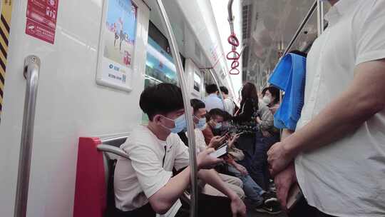 坐地铁玩手机的旅客