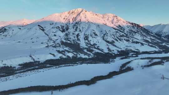 新疆阿勒泰地区禾木风景区雪山自然风光