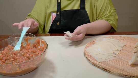 特写鲜虾馄饨制作方法