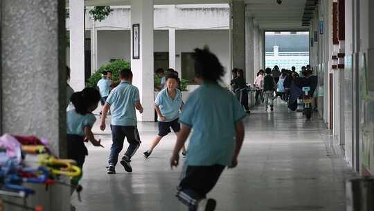 学校天真的孩子们休闲玩乐