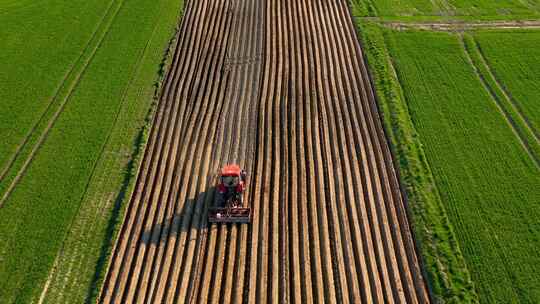 航拍农业机械收割麦子