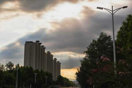 夏日城市傍晚丁达尔延时