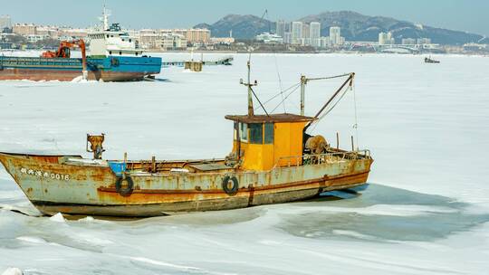 海边冬季冰封的海港冰雪覆盖