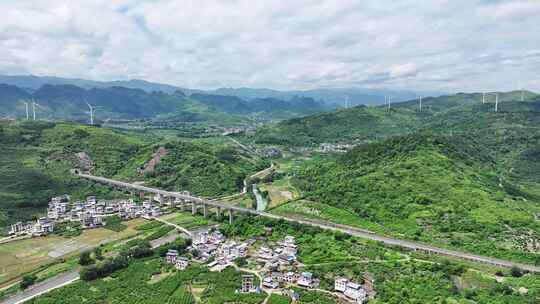 中国高铁动车和谐号驶过山川与村庄