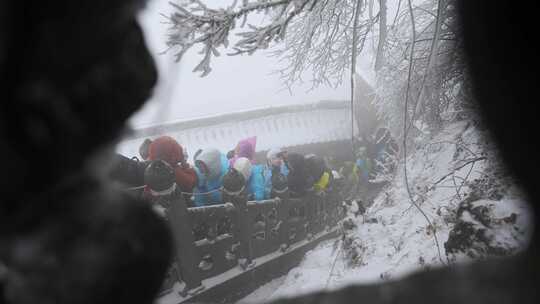 湖北武当山景区冬天大雪雾凇古建筑旅游