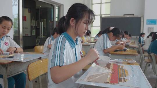 中学生视频手工课学生学习景泰蓝制作