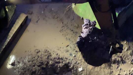 挖掘机卡车河床作业现场泥沙河流02视频素材模板下载