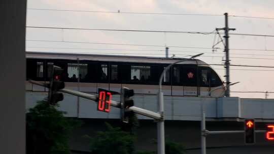 傍晚南京地铁十号线出站行驶在高架桥上