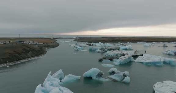 Jökulsárlón冰川泻湖和钻石海滩的鸟瞰图，背景是山脉