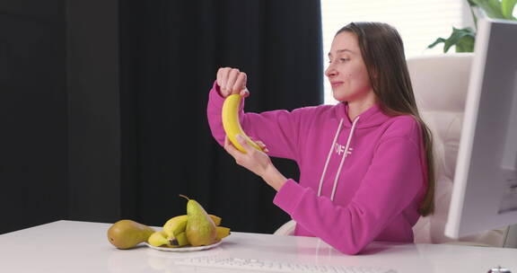 餐桌上吃香蕉的女人