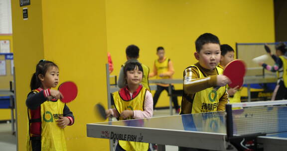成都少儿乒乓球俱乐部小朋友们在练球