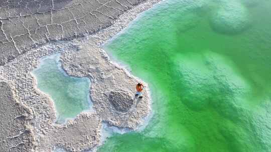 青海海西大柴旦翡翠湖沙地碧水航拍视频