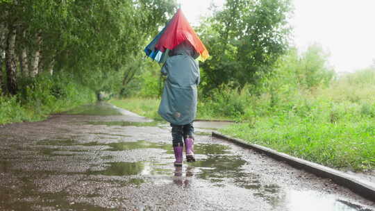 快乐的孩子在公园展开雨伞