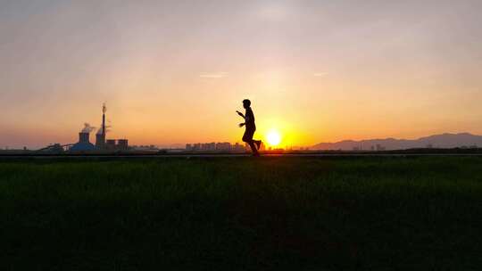 夕阳日出朝阳下奔跑的少年