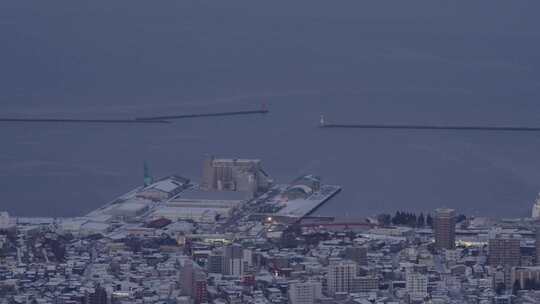 日本北海道小樽天狗山傍晚俯瞰城市全景雪景