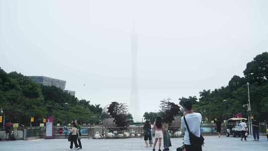4K珠江新城花城汇阴雨天台风天建筑游客1视频素材模板下载