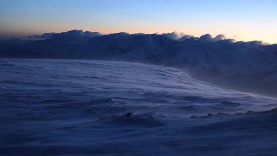 帕米尔高原慕士塔格雪山顶峰晨曦景观