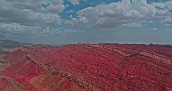 色彩艳丽的山峰