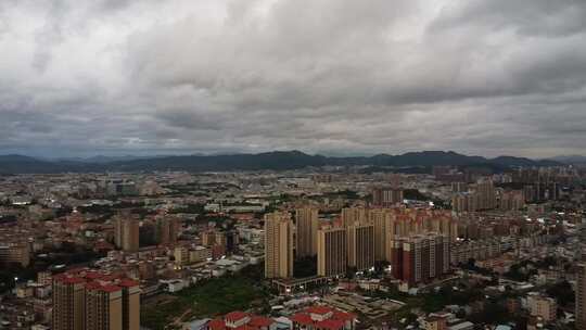 广东东莞：乌云密布风雨欲来