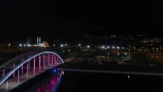 夜晚沿着一座桥的霓虹灯