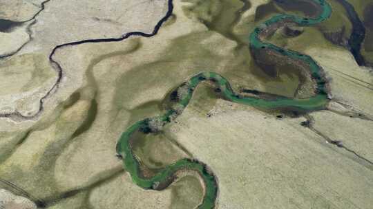航拍一条美丽的蜿蜒河流鸟瞰图